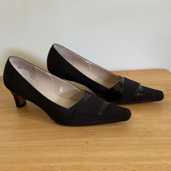 Anne Klein Classy Black Shoes, Size 6 - Picture 2 of 6